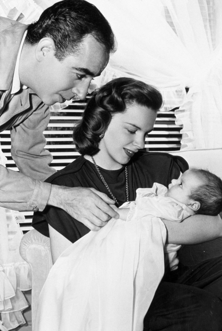 Vincente Minnelli ja Judy Garland oma tütre Liza Minelliga 1946. aastal.