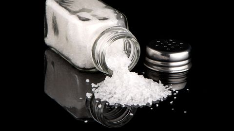Открытие ученых: вместе с солью мы едим пластик