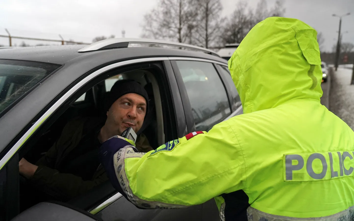 Autojuht teeb alkoholisisalduse mõõtmise testi Riias 8. märtsil 2023.