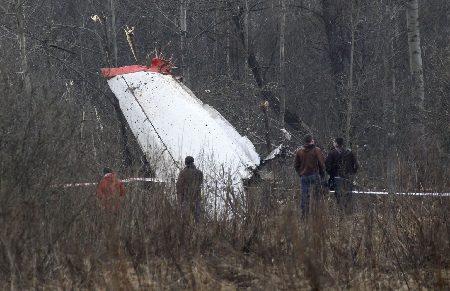 Smolenskis alla kukkunud lennuki tükk.