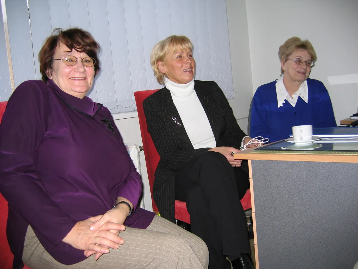 VESTLUSRINGIS: Koos KTG kolleegide Ester Kuusiku ja Mare Markusega 2006. aastal.
