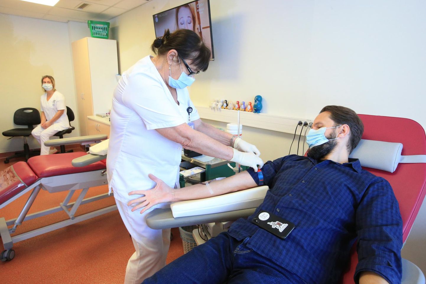TÜ kliinikumi verekeskuse õde Maire Kogger võtab verd Deniss Jeršovilt. Tagaplaanil verekeskuse õde Ene Uibo.