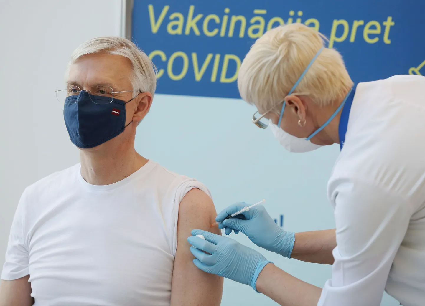 Läti president Krišjānis Kariņš koroonaviiruse vaktsiini süsti saamas.