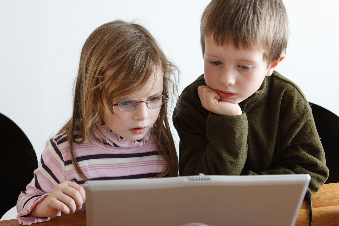 Emadel-isadel tuleb lastele selgitusi jagada, kui nood internetis häiriva materjaliga kokku puutuvad.