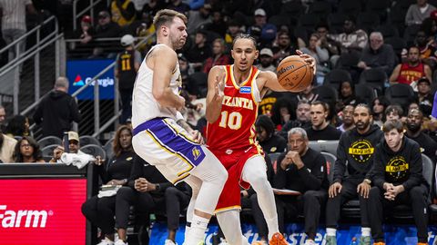 "Hawks" bez Porziņģa un vēl vairākiem līderiem pārliecinoši uzvar "Lakers"