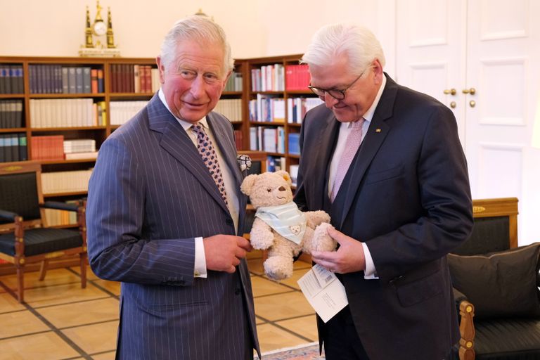 Saksamaa president Frank-Walter Steinmeier (paremal) andis prints Charlesile üle väikesele Archiele mõeldud kaisukaru. 