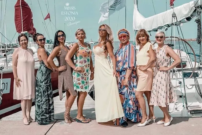 Missis Estonia Classique 2020. Keskel valges võitjaks kroonitud Kristi Hõrrak.