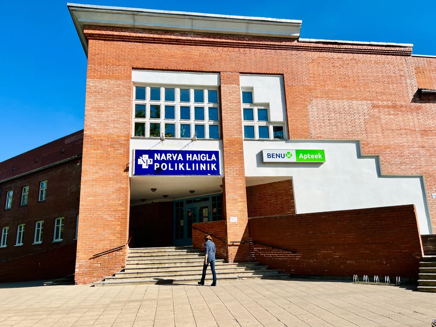 Центральный вход в поликлинику Нарвской больницы.