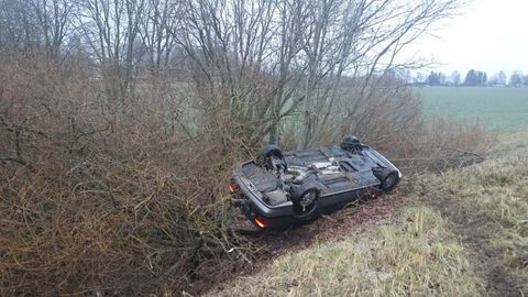 Auto sõitis kurvis teelt välja ja paiskus üle katuse