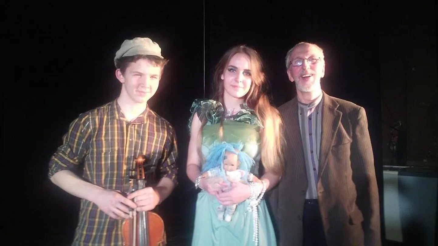 Kooliteatrite riigifestivalil Pärnumaad esindanud Aksel Madis Verlin ja Õnneli Pilliroog mängisid Tennesse Williamsi lavastust „Lammutamisele määratud“.