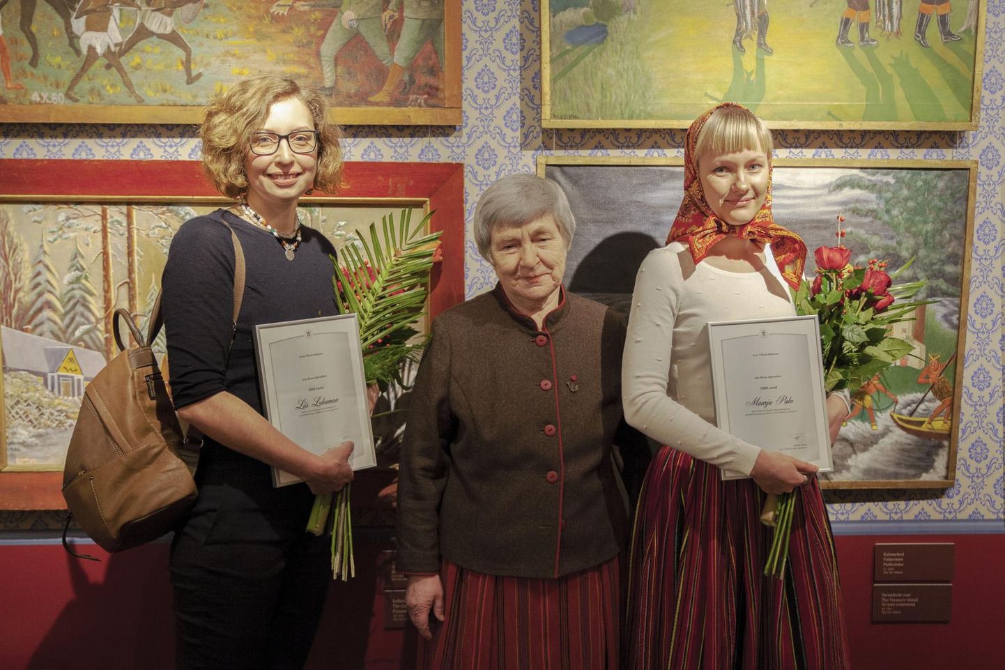 13. detsembril anti Kondase keskuses kätte Anu Raua nimelised stipendiumid. Tänavused stipendiaadid on Maarja Palu (paremal) ja Liis Luhamaa (vasakul), nende keskel seisab Anu Raud.