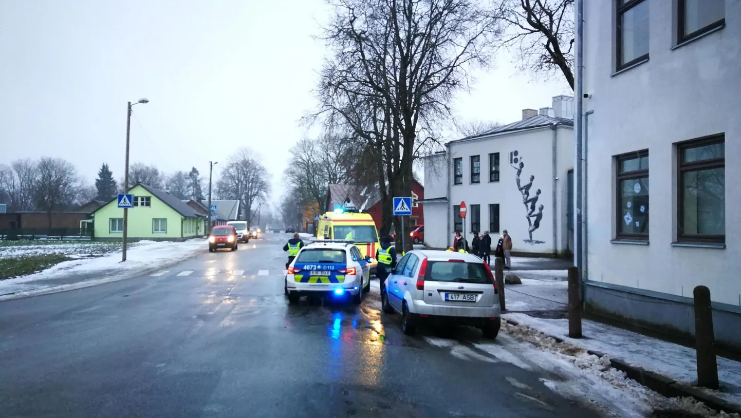 Laps kukkus Rakvere põhikooli juures.
