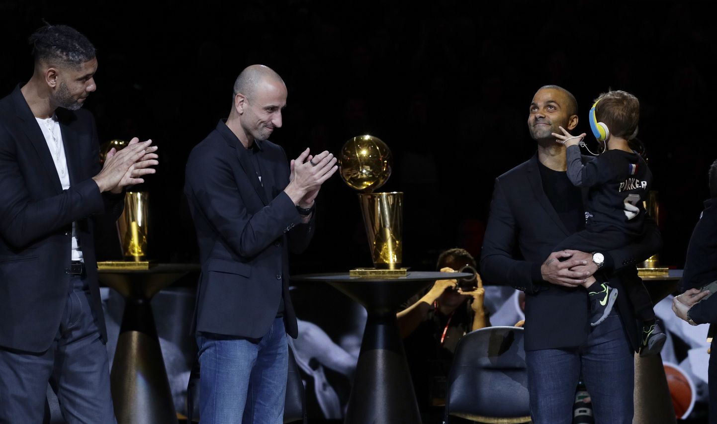 Tony Parker (paremal) auhinnatseremoonial koos Tim Duncani (vasakul) ja Manu Ginobiliga.