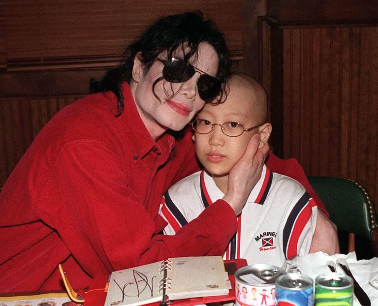 Michael Jackson 1999. aastal koos 11-aastase vähihaige Korea poisiga.