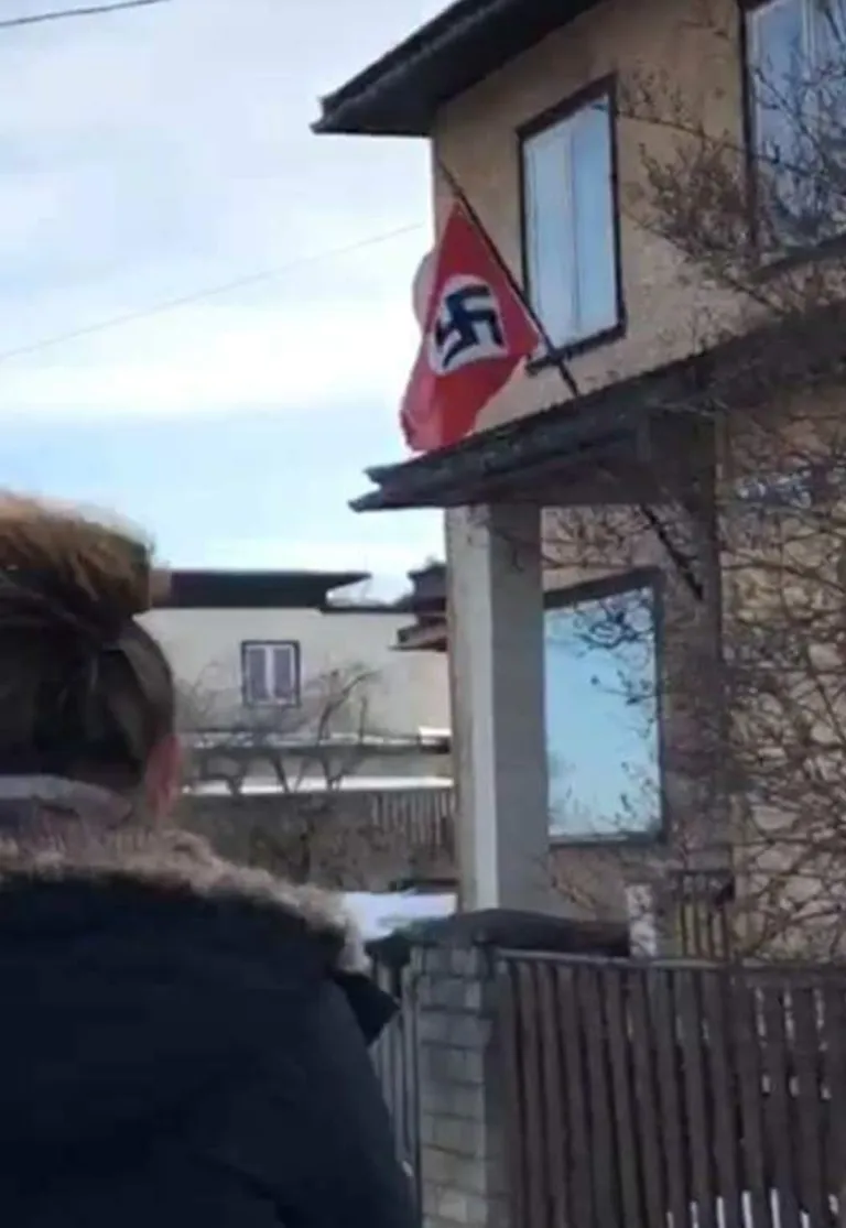 Флаг провисел меньше часа, но многие успели его сфотографировать.