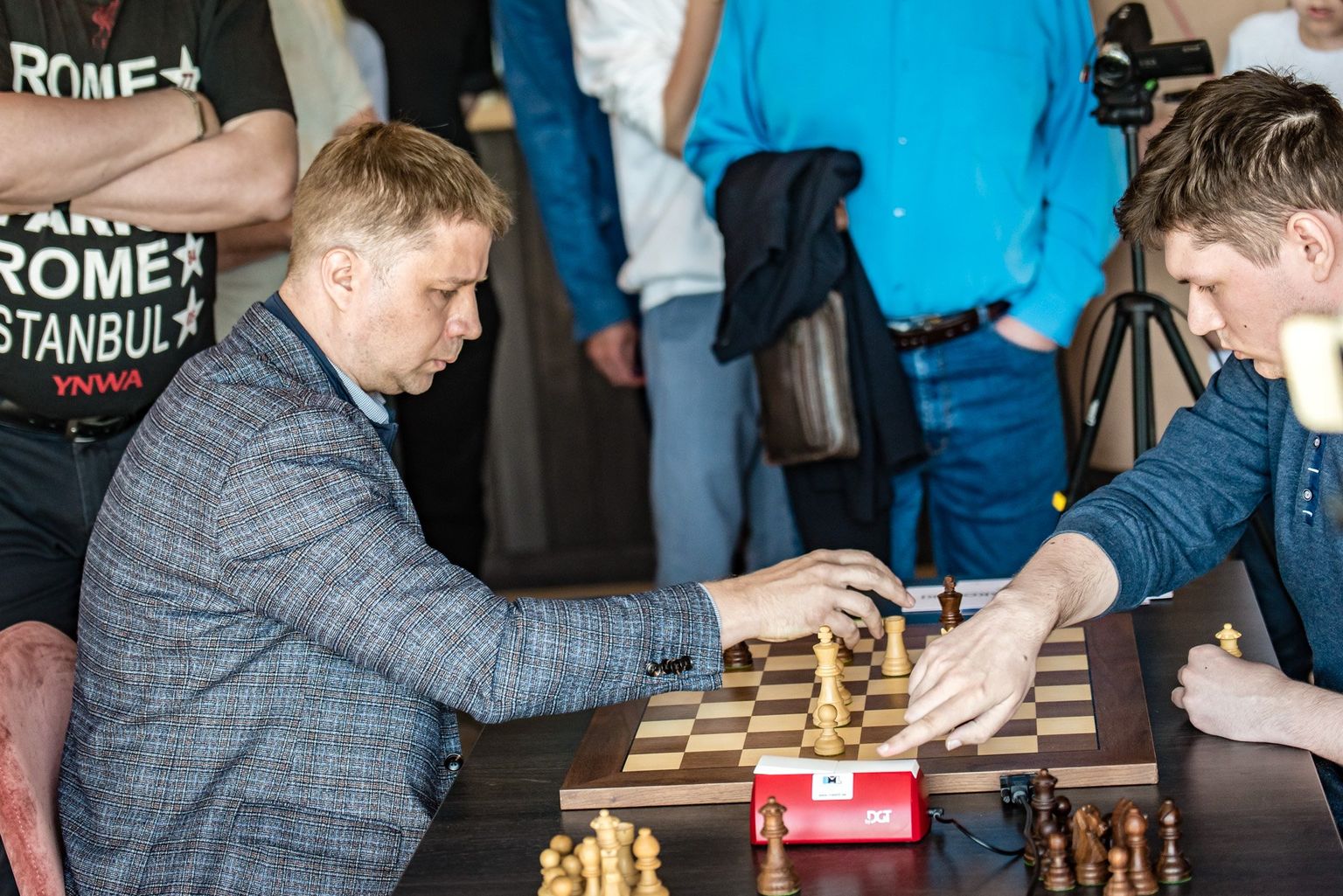 Turniiri võitja Aleksander Motõlev (vasakul) kohtumas Valeri Kazakouskiga (Leedu).