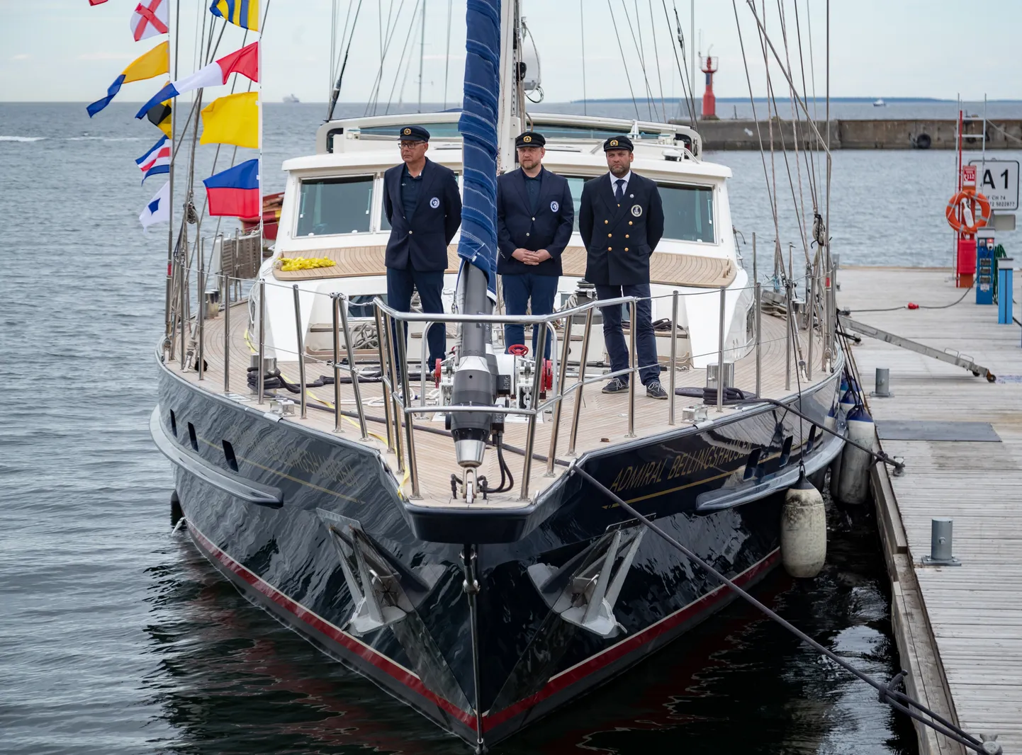 Часть команды экспедиции в Антарктиду на судне Admiral Bellingshausen.