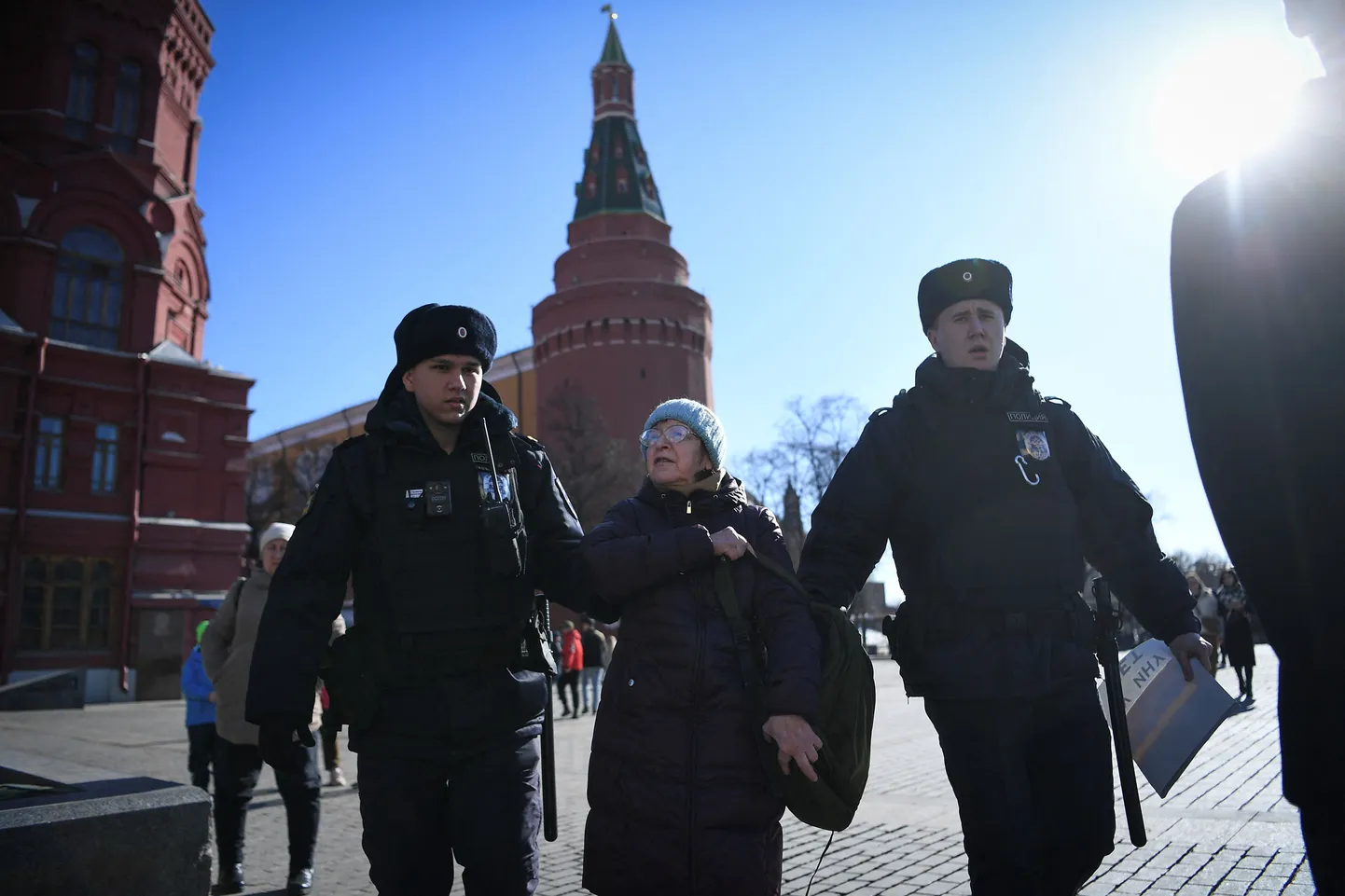 Vene miilits viib 20. märtsil 2022 Moskva kesklinnas meeleavalduselt ära eakama sõjavastase naise