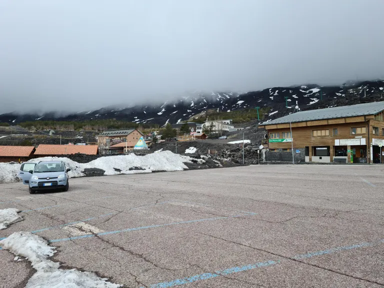 Viimane punkt Etnal, kuhu veel autoga pääseb, edasi tuleb minna jala. Kui all linnas oli temperatuur 16 plusskraadi, siis vulkaani tipus sadas lörtsi ja termomeetri näit püsis nullis.