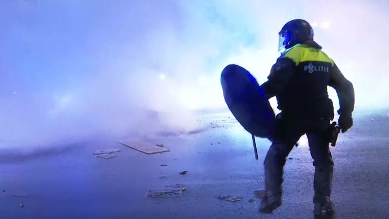 Столкновения в Гааге - в полицейского кидают камни из-за дымовой завесы