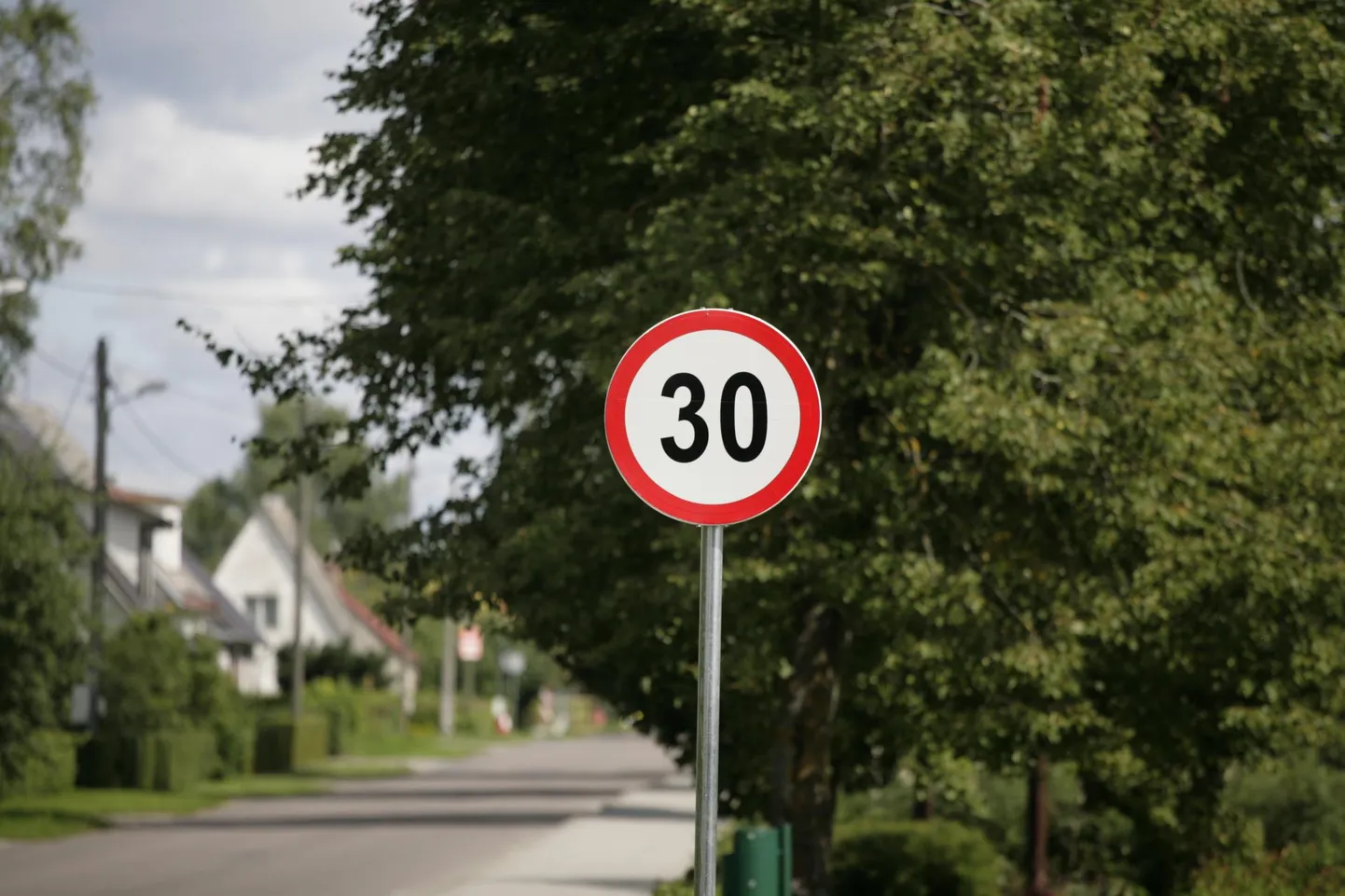 Pärnus Suur-Jõe tänaval sõidukiiruse piiramise mõtet pole maha maetud.
