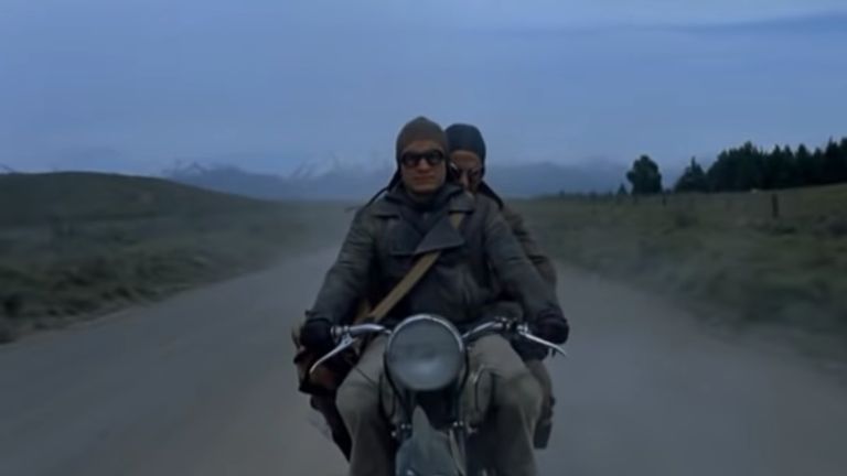 В 2004 году вышел фильм "Дневник мотоциклиста", рассказывающий о путешествиях Че Гевары. Картину критиковали за романтизацию и идеализацию образа героя.