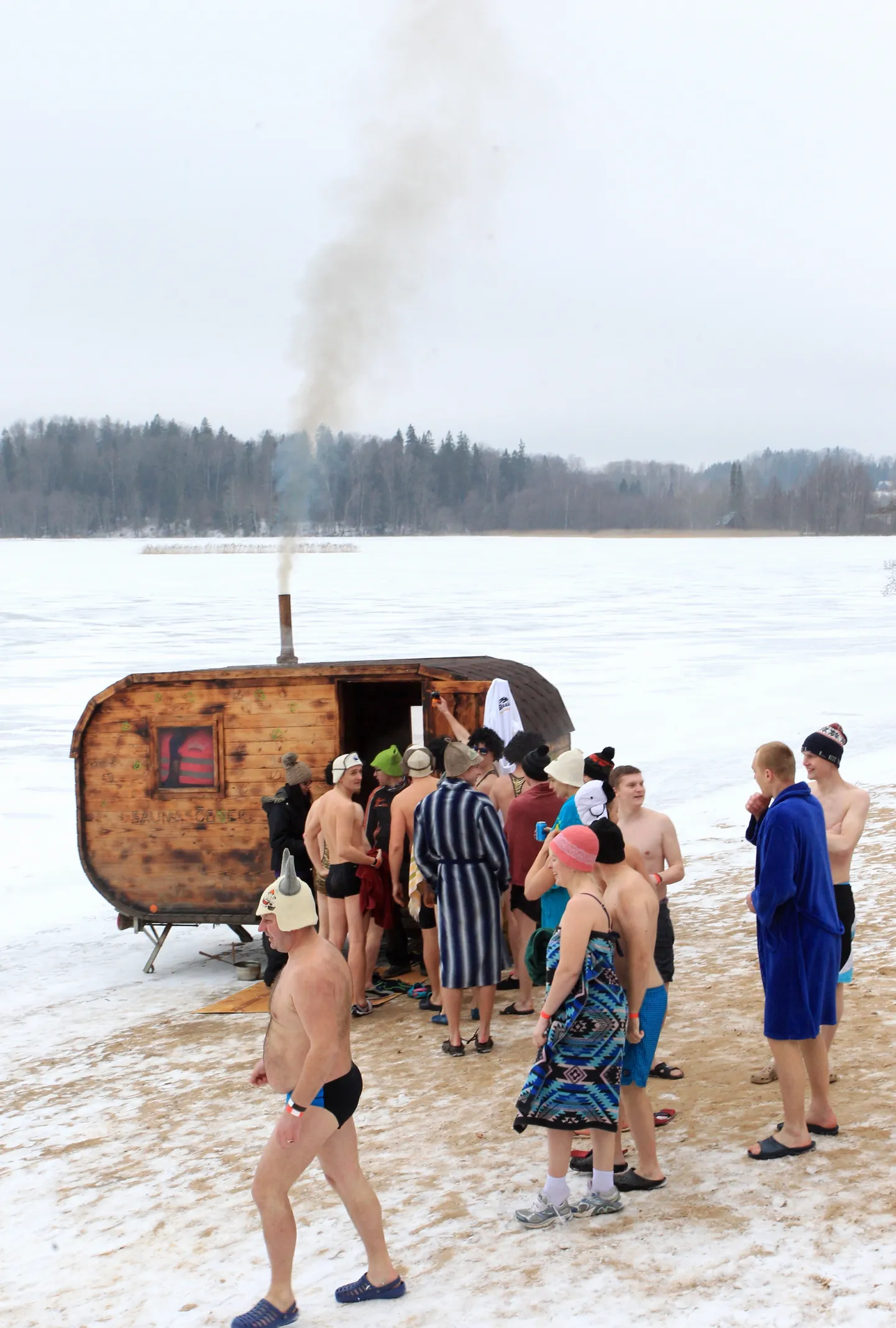 Saunamaratonil tuleb ette ka leilijärjekorras ootamist. Kui löögile saab, peab saunas vastu pidama kolm minutit, lisaks käima jääaugus ja kümblustünnis.