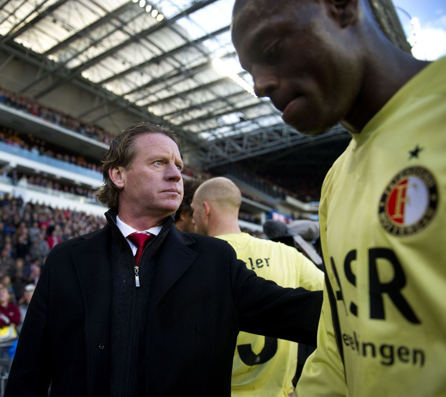 Feyenoordi peatreener Mario Been kaotuse järel mängijaid lohutamas.