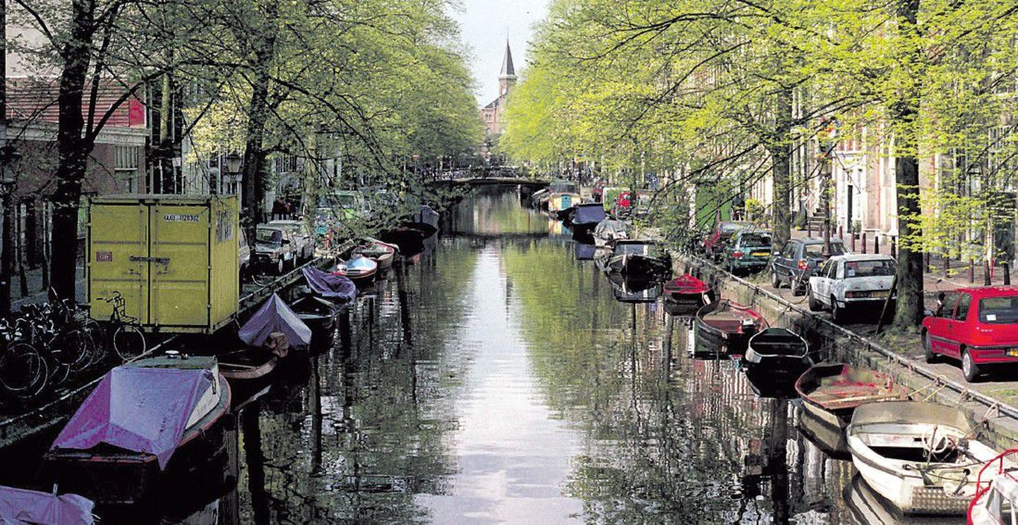 Каналы — главная достопримечательность Амстердама. Поэтому самый лучший и верный путь открыть для себя этот город — совершить прогулку на катере по «водным бульварам».