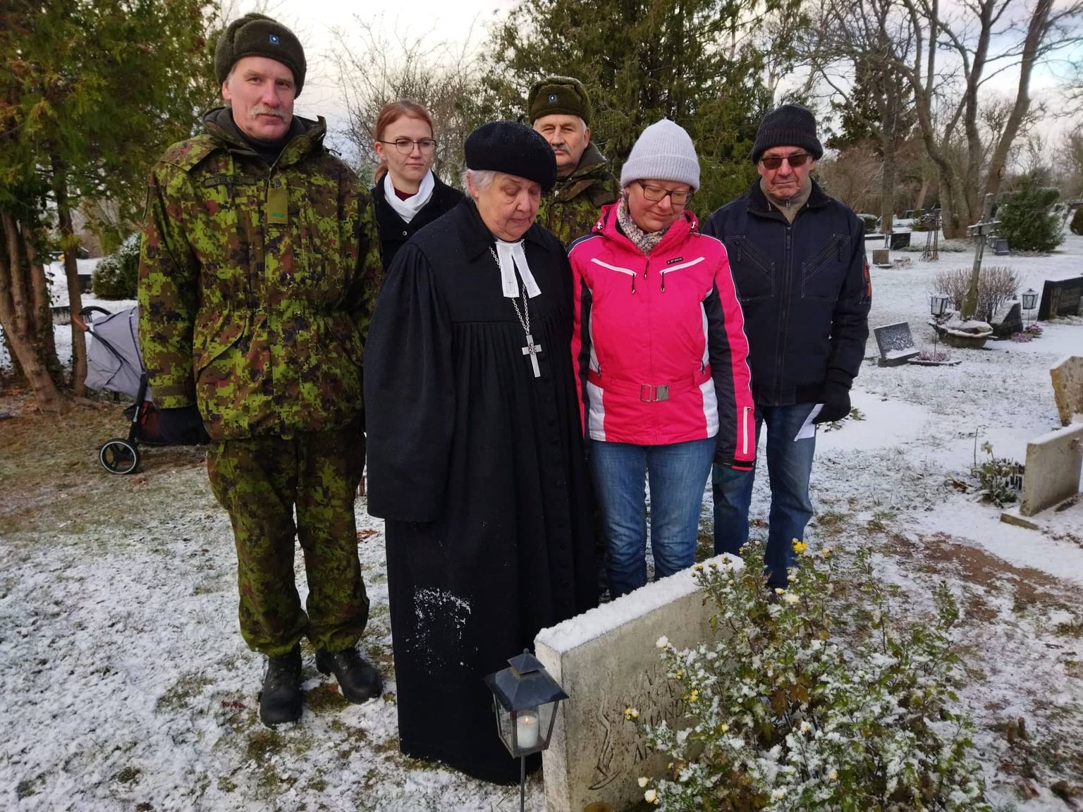 JÄMAJA KALMISTUL: Aleksander Valge haual meenutavad tema 123. sünniaastapäeva Tõnu Veldre, Piret Pruul, Anu Konks, Tiit Pruul, Kaire Ley ja Väino Tamm.
