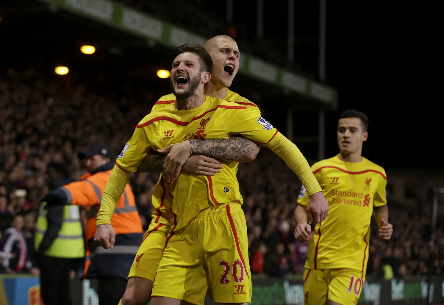 Liverpooli võiduvärava autori Adam Lallanaga (vasakul) koos tähistavad edu Martin Škrtel ja Philippe Coutinho.