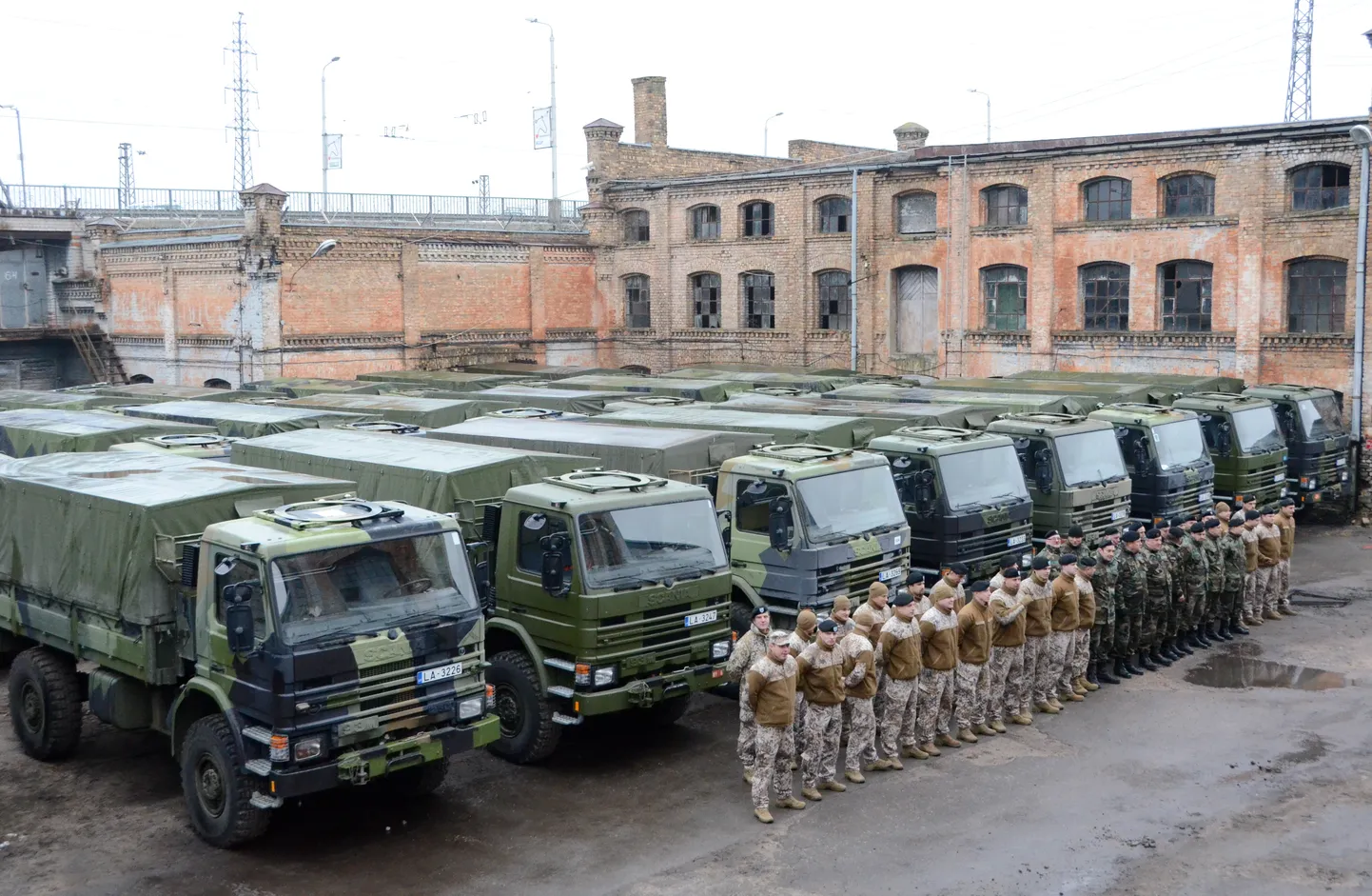 Nacionālo bruņoto spēku karavīri piedalās svinīgajā ceremonijā Apgādes un pakalpojumu centrā, kura laikā bruņoto spēku vienībām nodod Norvēģijas bruņoto spēku dāvinātās automašīnas.