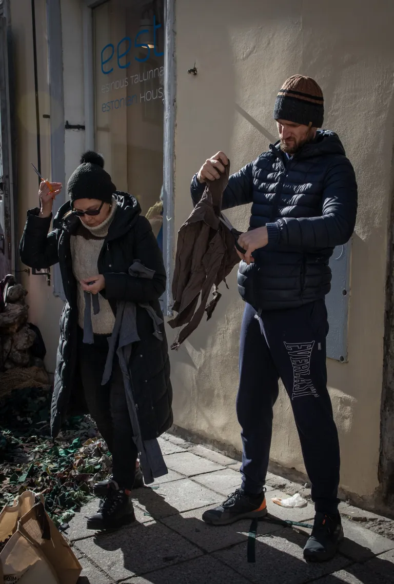 Ühises võrkude valmistamises Pikal tänaval lõid kaasa eestlased, Ukraina põgenikud, naised ja lapsed. Nii mõnigi mees astus ligi, pani käed külge ja tegi mitu tundi tööd.