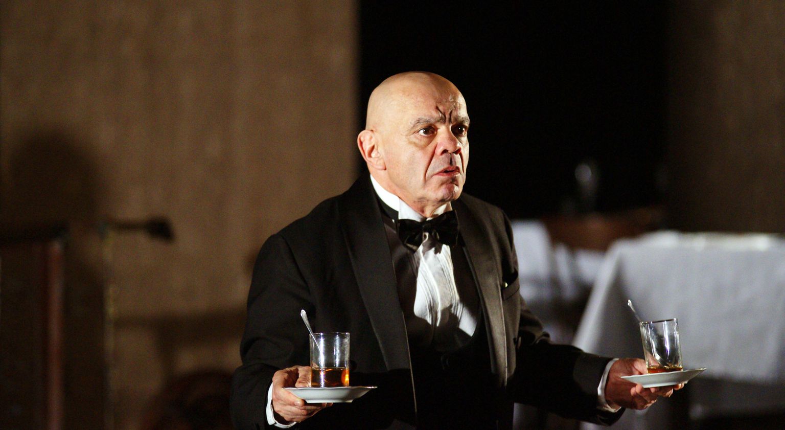 Satirikon teatri lavastuses «Inimene restoranis» mängib peaosa Konstantin Raikin.