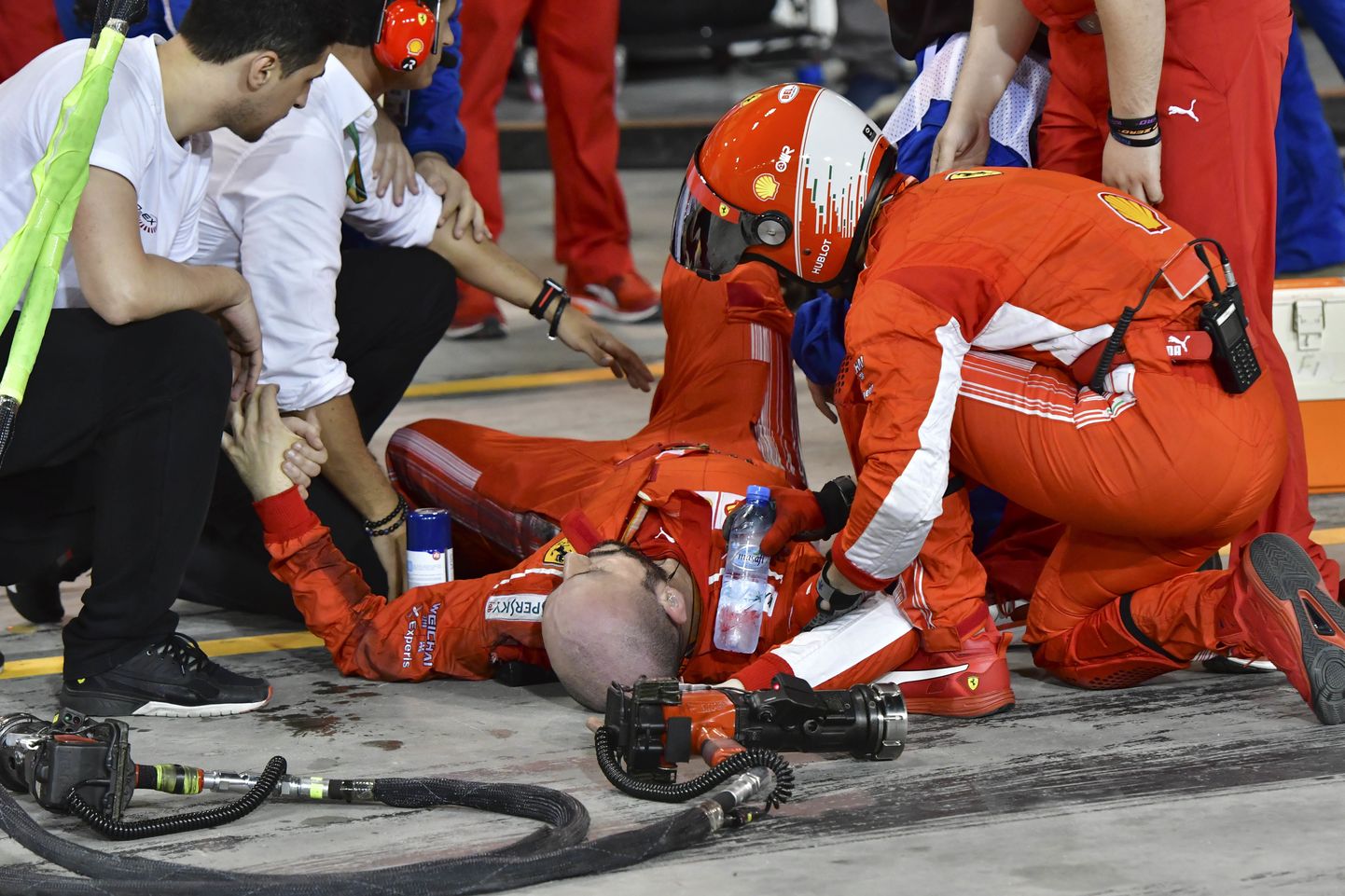 Ferrari mehaanik jäi boksipeatuses Kimi Räikköneni auto ette ja vigastas raskelt jalga.