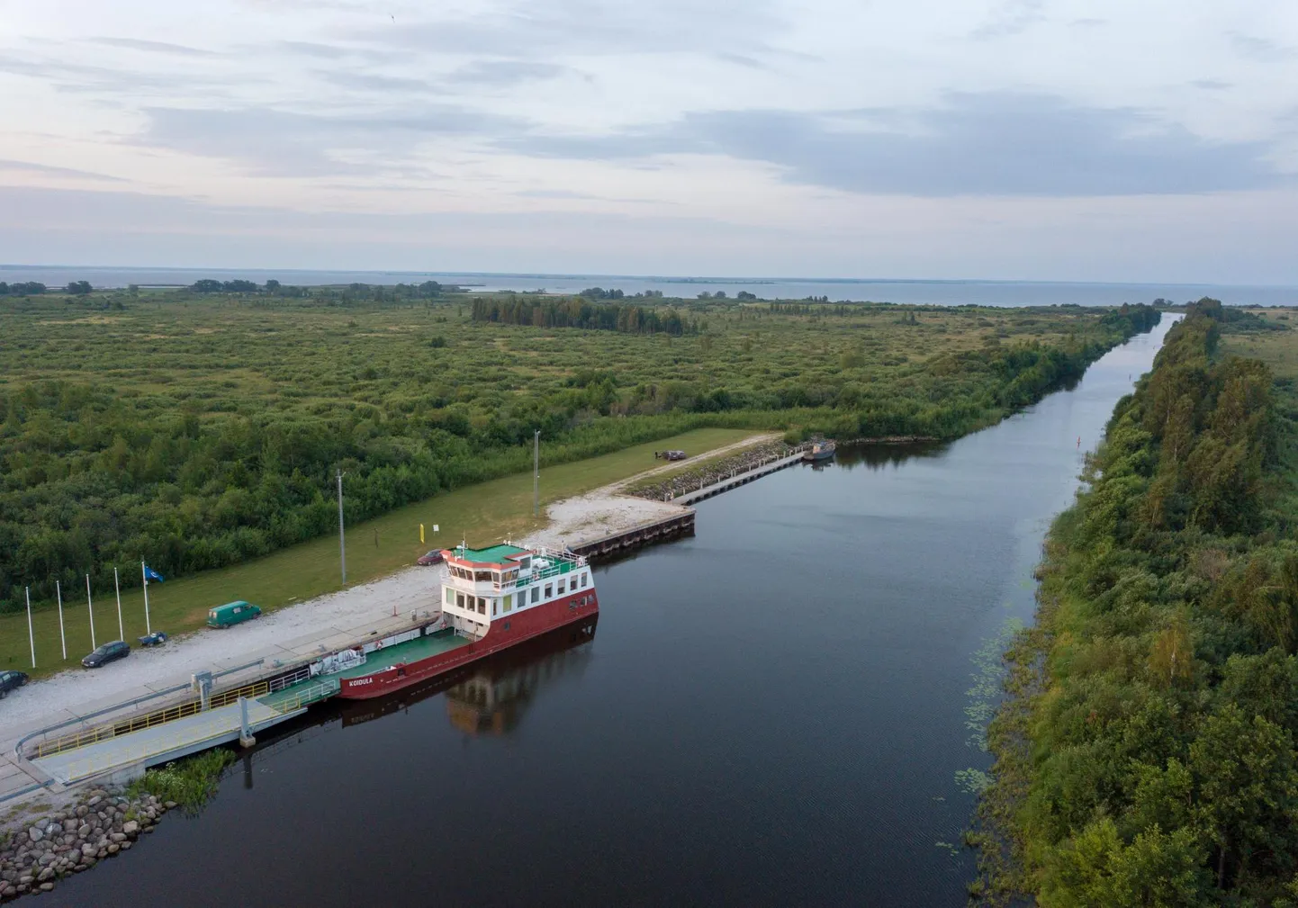 Droonivaade Piirissaare sadamale ja saart poolitavale kanalile.