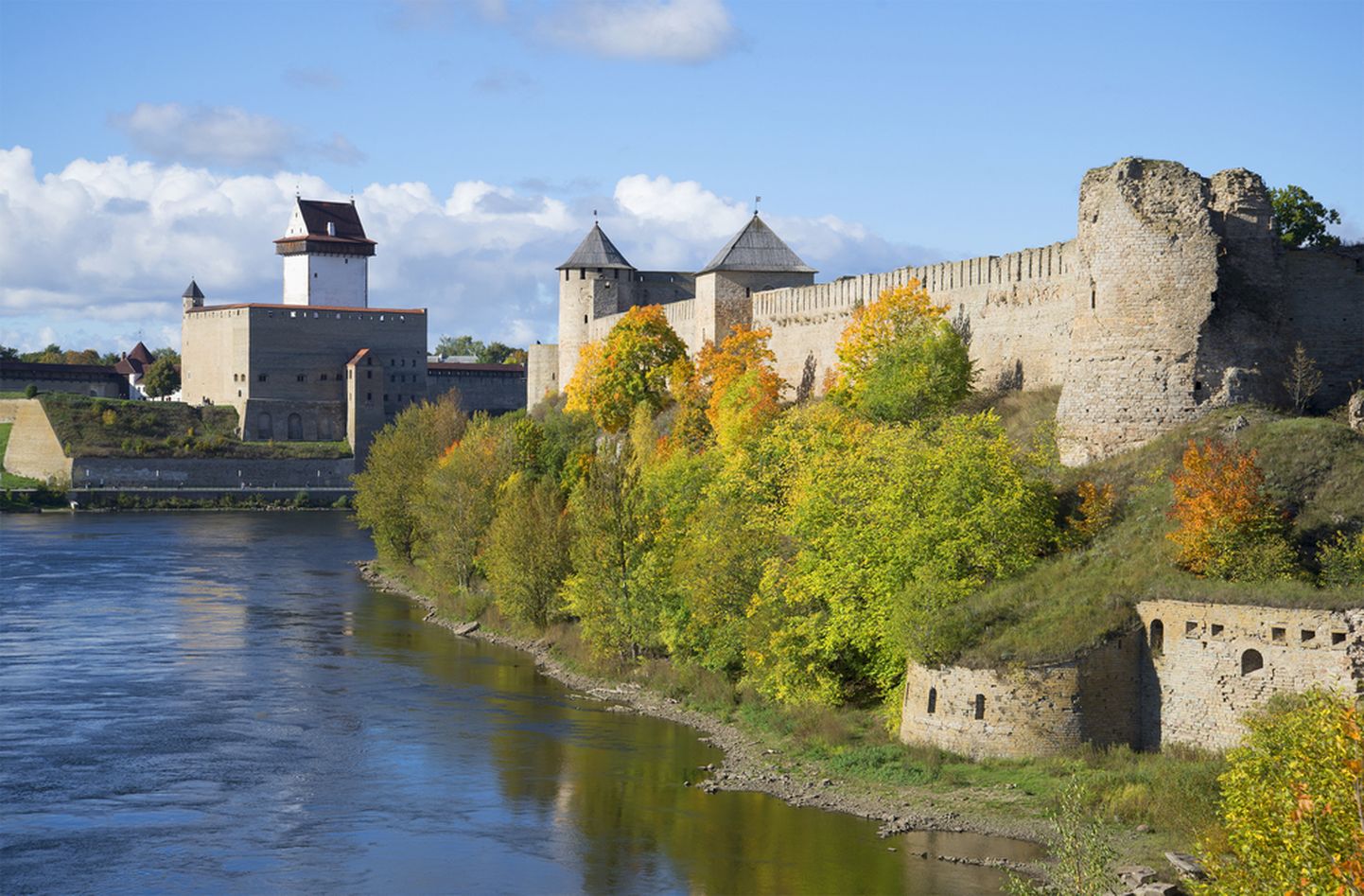 Ivangorodas cietoksnis un Narvas pils. Ilustratīvs attēls.
