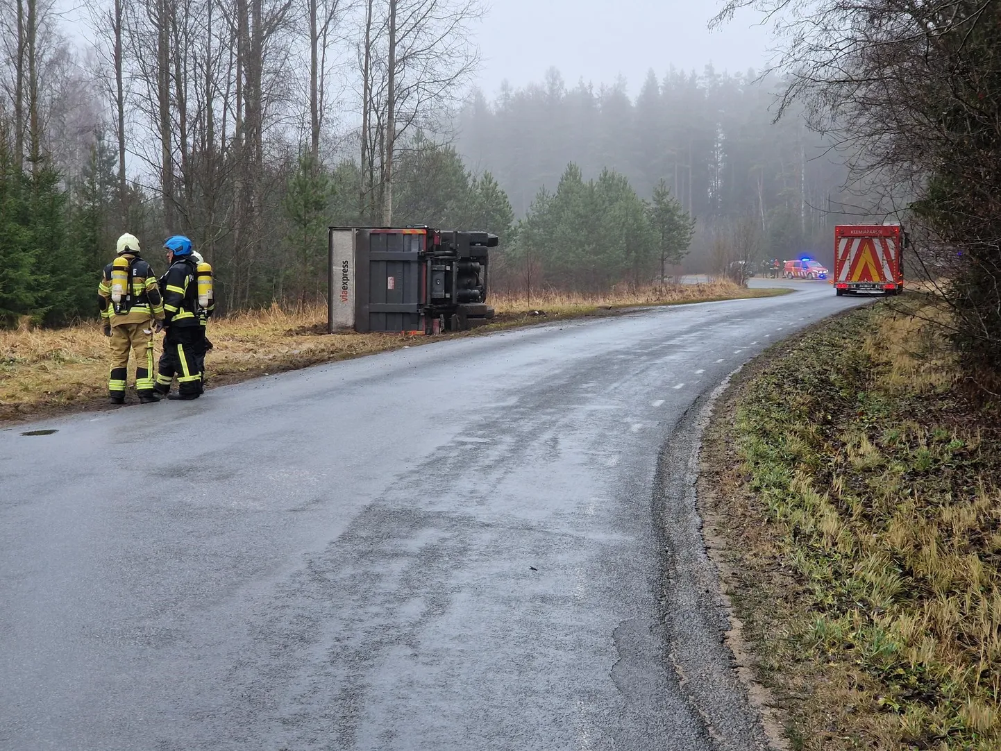 Jõgevamaal paiskus autorong külili ning selle mahutitest immitseb välja vedelikku.
