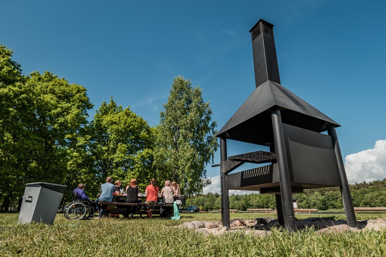 Linn paigutas Pärnu Veteranide parki kolm grilli, et linnarahval oleks koht, kus piknikku pidada.