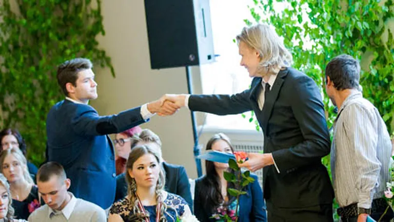 Izlaidumā, sveicot savu klasesbiedru – hokejistu Rodrigo Ābolu.