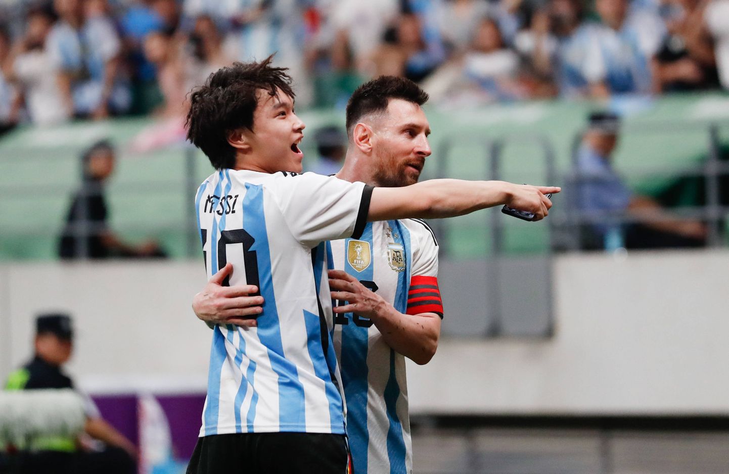 Lionel Messi koos Hiina jalgpallisõbraga.