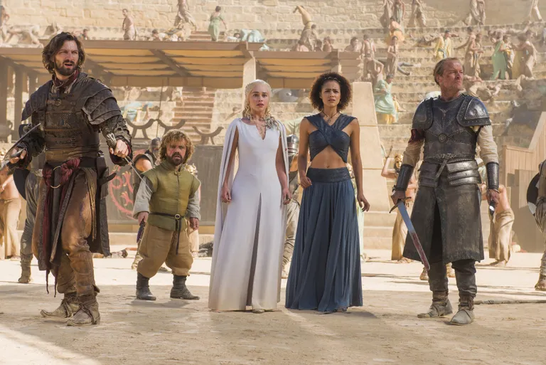 Kaader seriaalist «Troonide mäng». Vasakult alates: Michiel Huisman, Peter Dinklage, Emilia Clarke, Nathalie Emmanuel ja Iain Glen