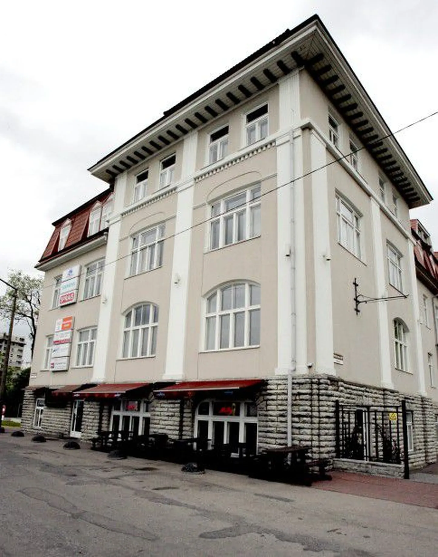 Lauluväljaku-äärne sadu miljoneid    maksev majadekompleks, kus büroodele merevaatega pindu üüritakse, on tüliõunaks firmat kont­rolliva suurärimehe Hans H. Luige    ja Laferme endiste väikeaktsionäride vahel.