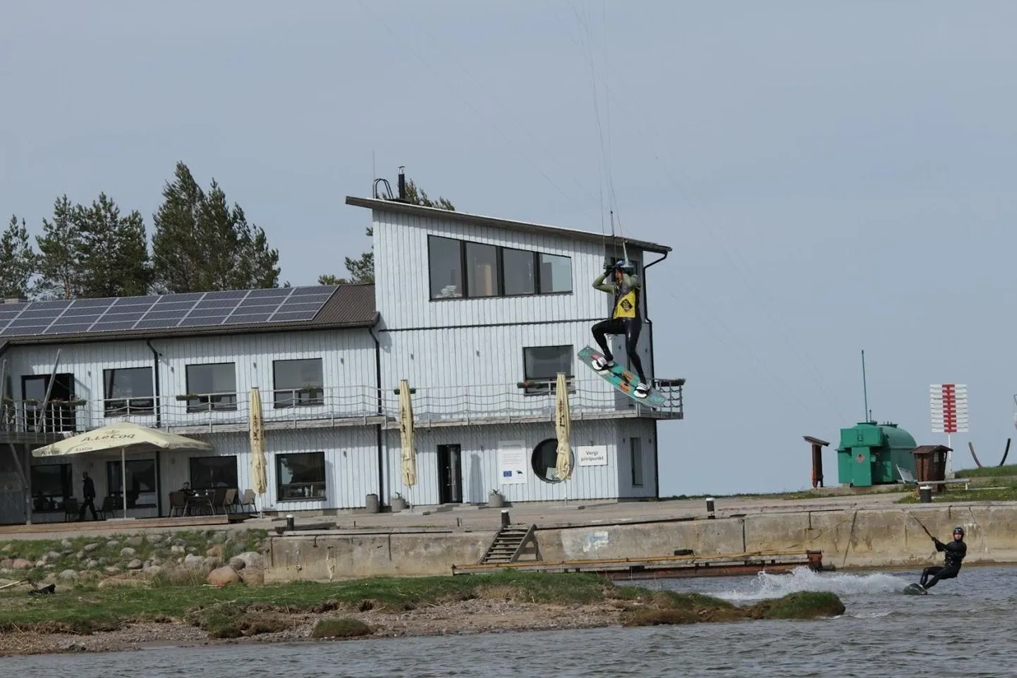 Vergi sadama juures peetud lohesurfivõistlustel näitasid mehed kaelamurdvaid trikke.