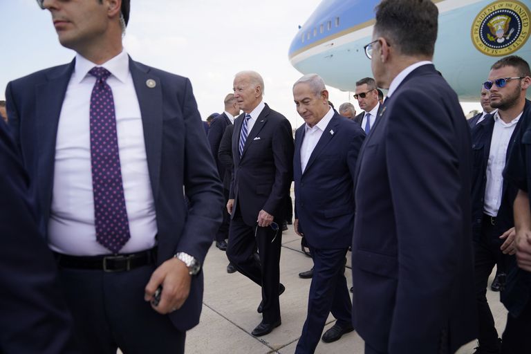 Президент США Джо Байден идет вместе с премьером Израиля Биньямином Нетаньяху от самолета после приземления в аэропорту Бен Гурион, Тель-Авив, Израиль, 18 октября 2023 года.
