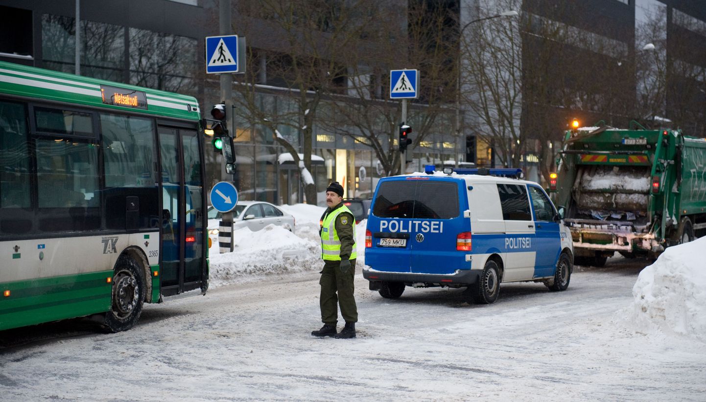 Liinibuss ja prügiauto Pärnu maanteel pärast kokkupõrget.