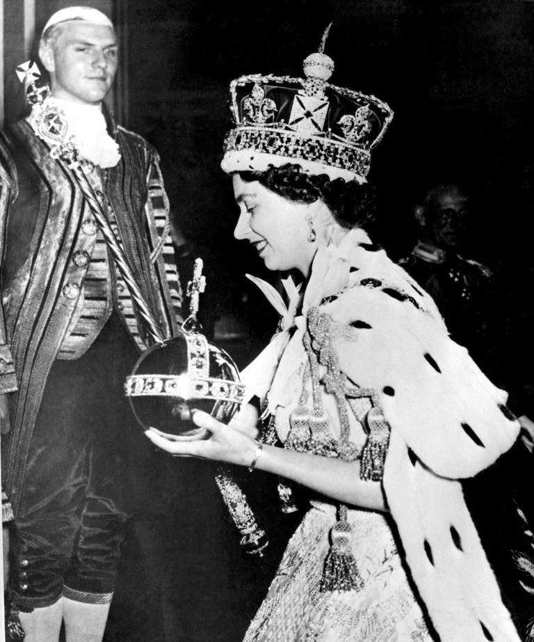 Elizabeth II 2. juunil 1953 kuningannaks kroonituna