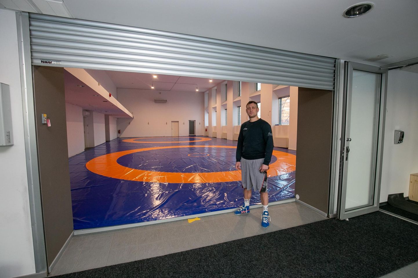 Viljandi spordikooli treener Rain Aleksandrov tutvustas maadlejate uusi ruume. "Siin on ruumi ja õhku," lausus ta rõõmsalt.