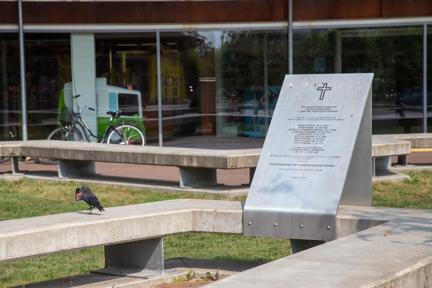 2014. aasta 8. juulil avati hukatute mälestuseks Uku keskuse hoovis mälestustahvel.