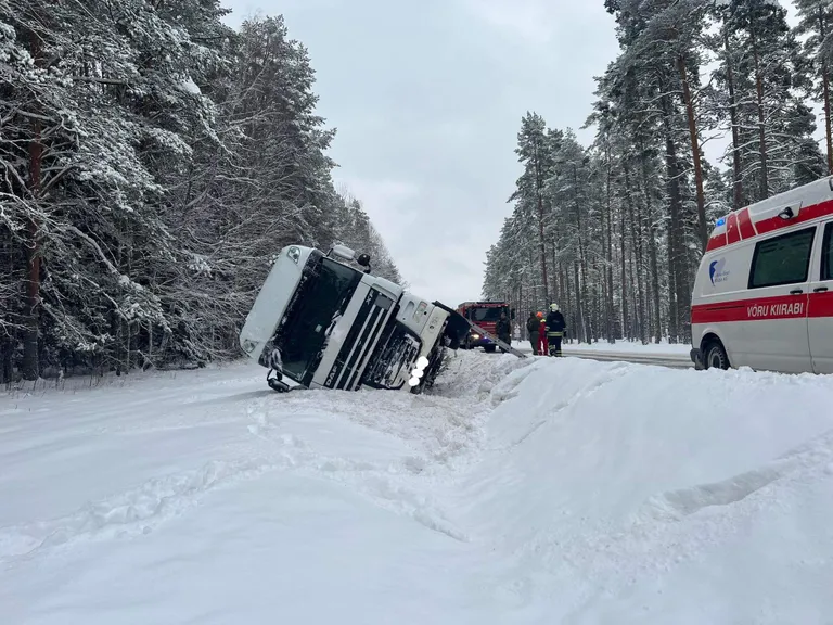 Vastseliinas sõitis veok kraavi.